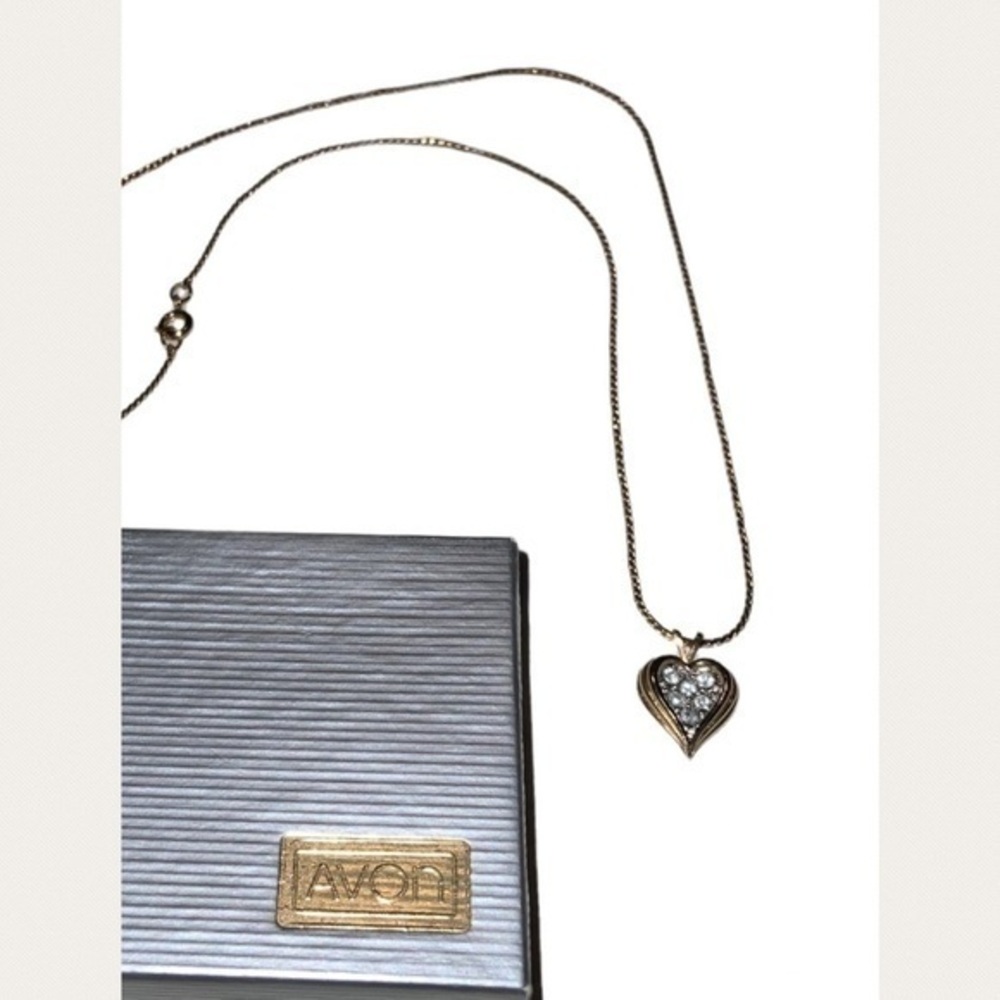 Avon Vintage 18” Yellow Gold Necklace With Crystal Filled Heart In Box